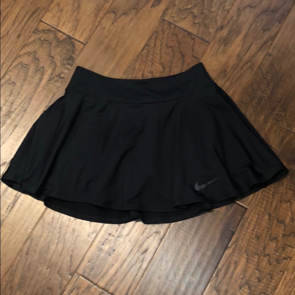 nike black flowy tennis skirt